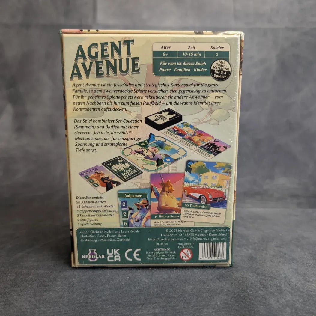 Die Rückseite der Schachtel des Agent Avenue Brettspiels von Nerdlab ist abgebildet. Neben dem deutschen Text sind Bilder der Karten, Spielsteine und des Spielbretts des Spionagespiels zu sehen. Unten sind die Altersfreigabe, die Anzahl der Spieler und verschiedene Logos zu sehen.