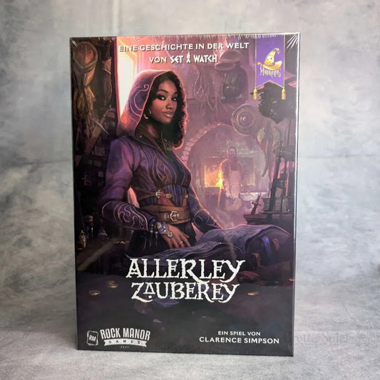 Das Brettspiel "Allerley Zauberey" von Miraculus zeigt eine Frau in einer lila Kapuze, die eine Schriftrolle mit magischen Gegenständen in einer mystischen Werkstatt hält. Der deutsche Text erscheint oben, und der Künstler Clarence Simpson wird unten genannt.