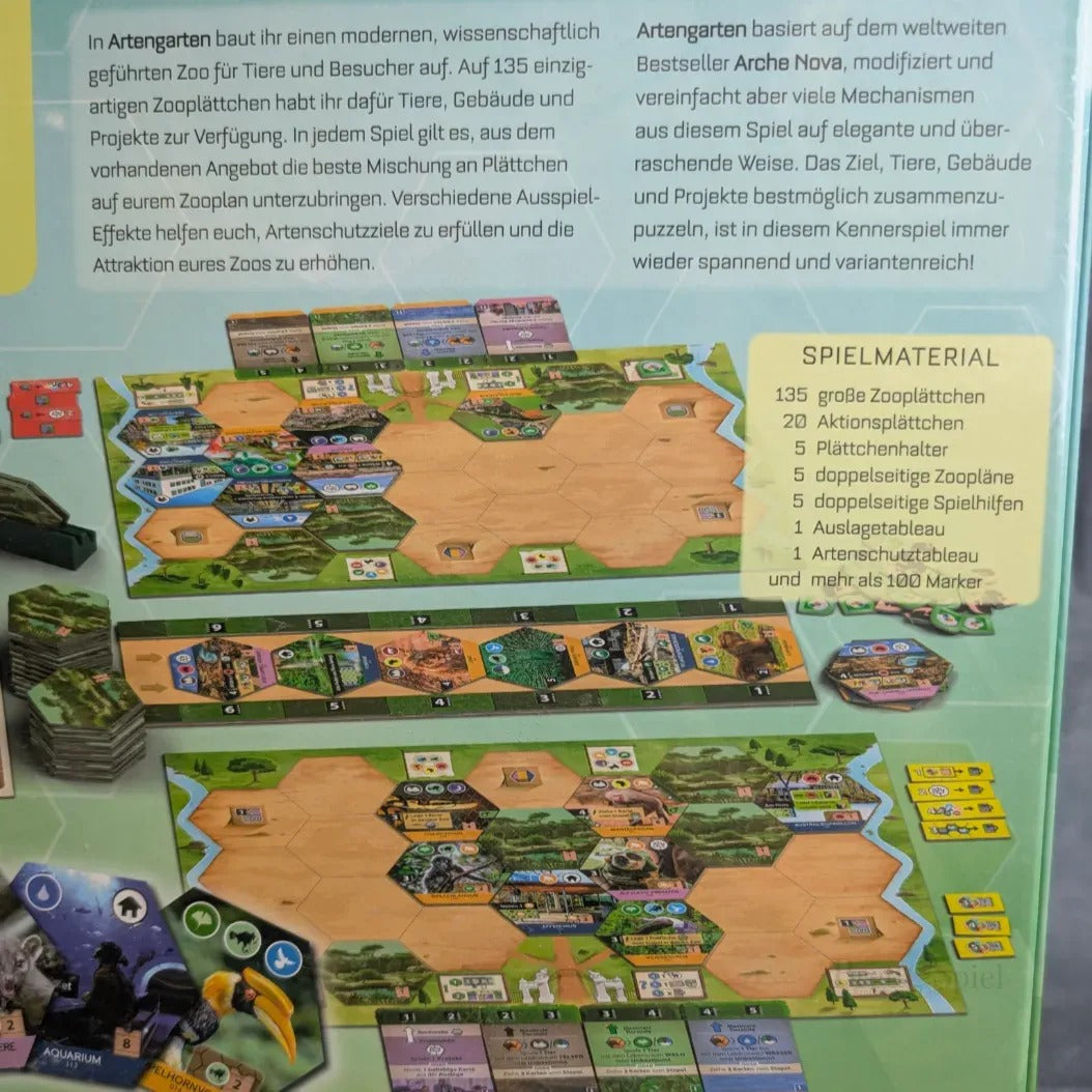 Eine deutsche Artengarten-Regelbuchseite von Feuerland Spiele zeigt bunte sechseckige Spielbretter, Spielsteine, Karten und Plättchen, die für das Spiel angeordnet sind, mit einer Komponentenliste auf der rechten Seite und einem Text, der den Spielablauf beschreibt.