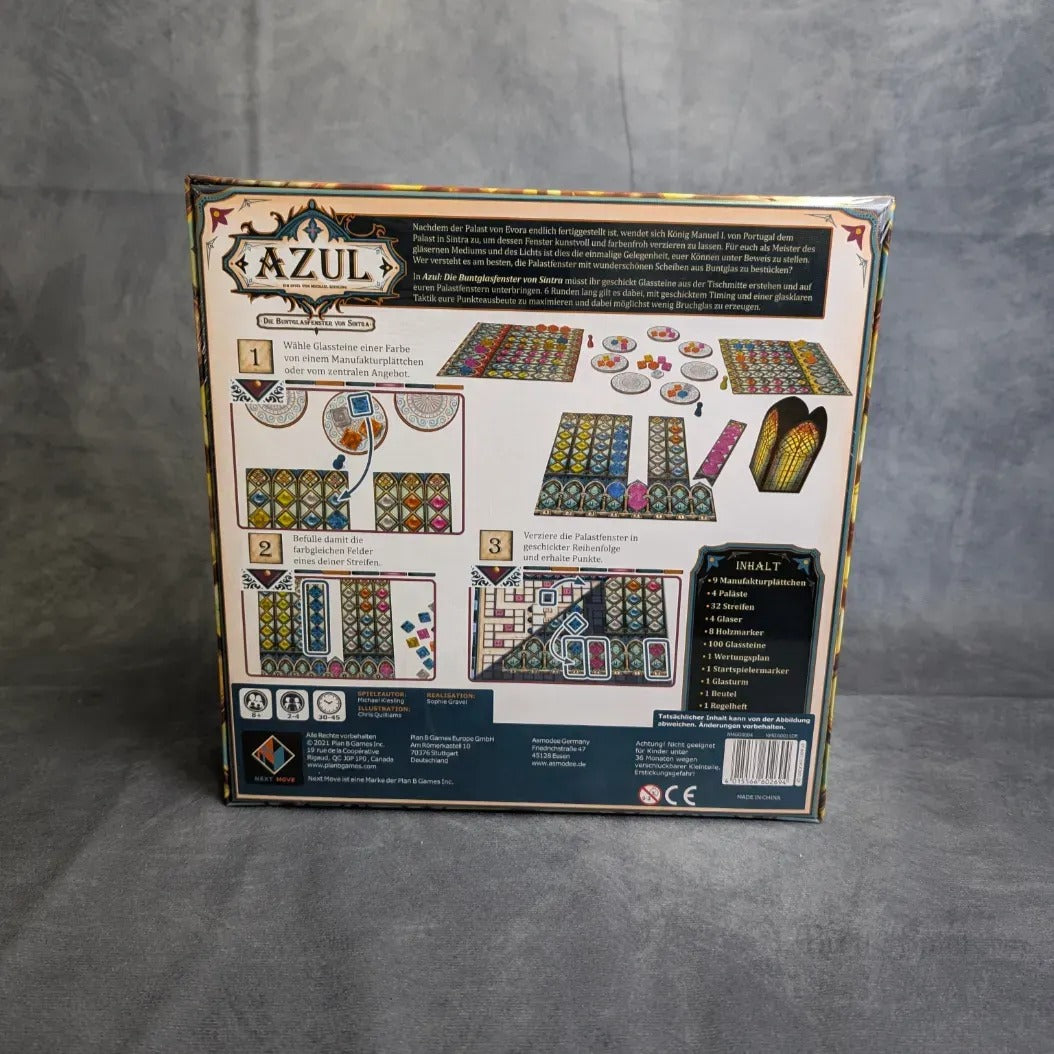 Die Rückseite der Schachtel „Azul: Die Buntglasfenster von Sintra“ von Asmodee zeigt leuchtende Komponenten, klare Anweisungen und deutsche Details auf grauem Hintergrund – ideal für Fans der Azul-Reihe.