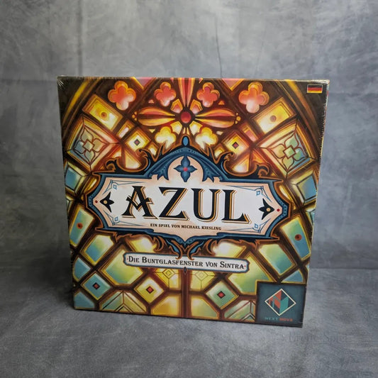 Eine Brettspielbox für Azul: Die Buntglasfenster von Sintra von Asmodee mit einem lebendigen Buntglasfensterdesign und kunstvollem Schriftzug auf der Vorderseite.