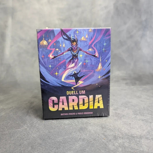 Die Schachtel des Spiels Hans im Glück - Duell um Cardia zeigt das lebendige Bild einer maskierten, mit einem Umhang versehenen Figur, die über einer strahlenden Stadt schwebt und den Nervenkitzel dieses strategischen Duellspiels vor einem wirbelnden lila Hintergrund widerspiegelt.