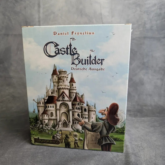 Das "Castle Builder + Wettstreit Erweiterung" von Fryxgames zeigt eine Burg mit Türmen und einer gepanzerten Figur, die eine Schriftrolle unter einem wolkenverhangenen Himmel hält - ideal für Brettspielfans.