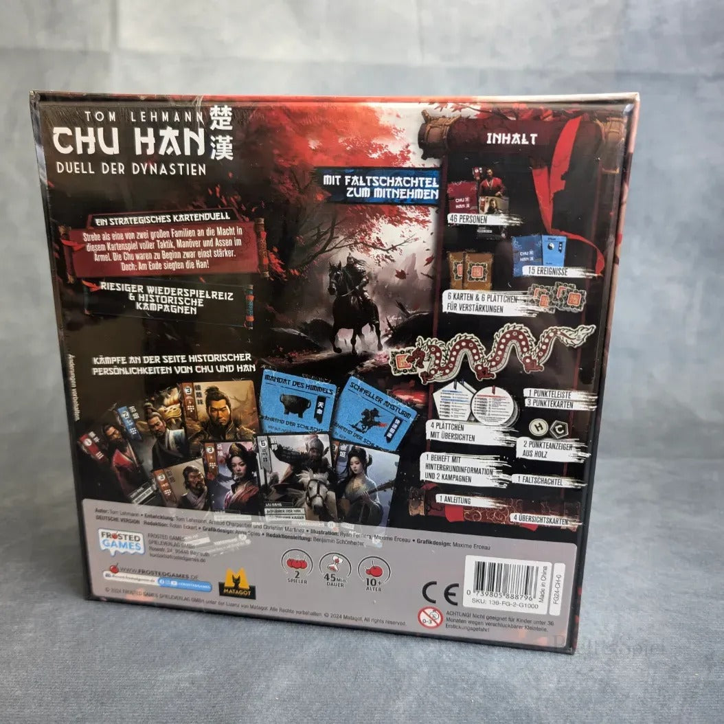 Die Rückseite der Chu Han – Duell der Dynastien Box von Frosted Games zeigt strategisches Spielmaterial, detailreiche Krieger-Illustrationen, Karten und Token mit deutschen Beschreibungen und steht aufrecht auf grauer Fläche.