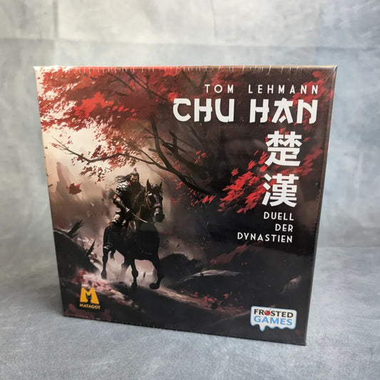 Das Cover von Chu Han – Duell der Dynastien von Frosted Games zeigt einen Reiter unter rotblättrigen Bäumen in einer dunklen, nebligen Szene. Ein spannendes strategisches Duellspiel.