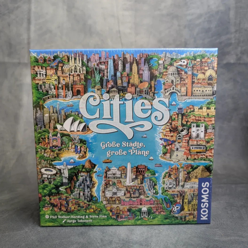 Das Bild zeigt das Brettspiel Cities von Pegasus Spiele. Die farbenfrohe Box zeigt Sehenswürdigkeiten, Flüsse, Gebäude und ein Segelboot unter kräftigen weißen Titelbuchstaben und spiegelt so das Thema Städteplanung wider.