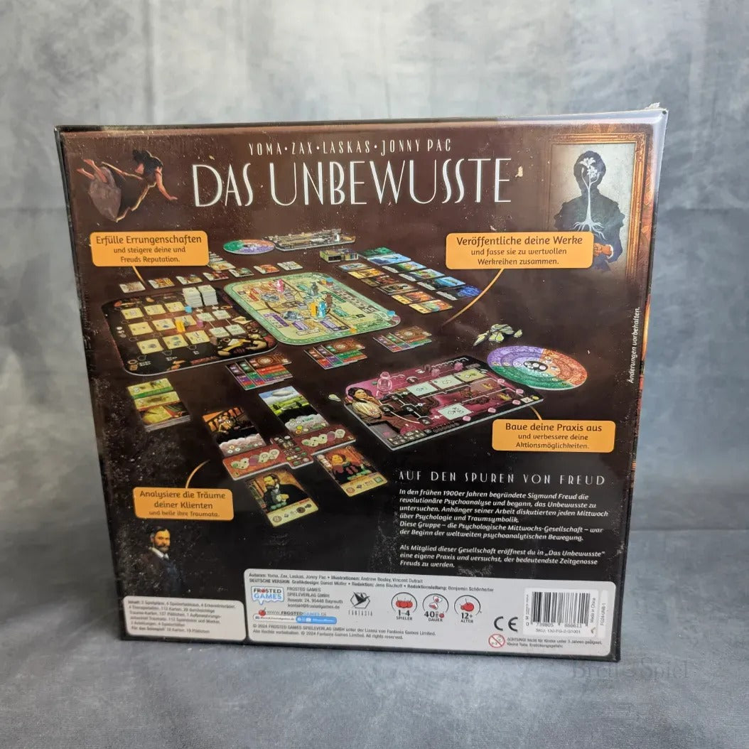 Auf der Rückseite von „Das Unbewusste“ von Frosted Games sind die Spielkomponenten, ein deutscher Text zu von Freud inspirierten Arbeiter-Einsatzmechanismen sowie Symbole für Spieler, Alter und Spieldauer abgebildet – alles vor einem Hintergrund düsterer, thematischer Illustrationen.