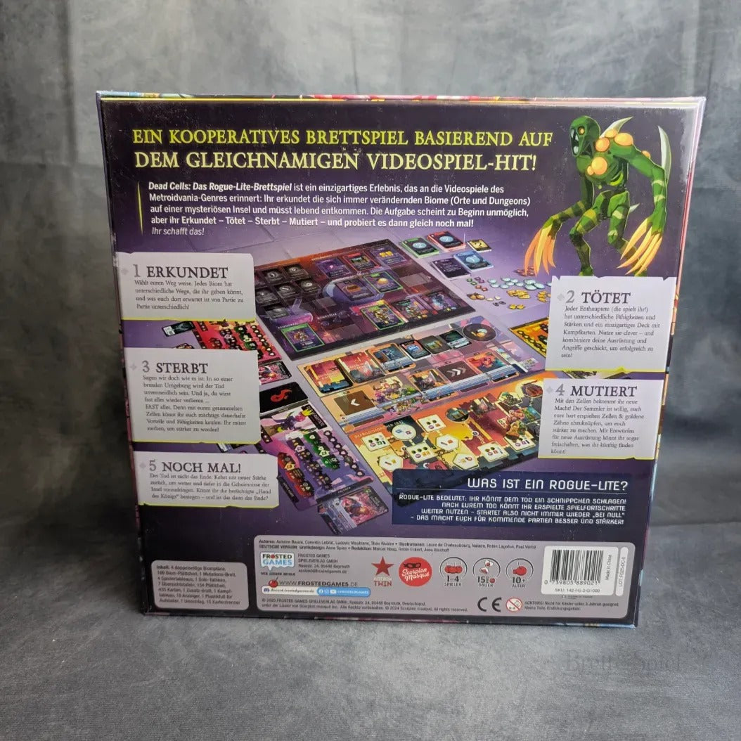 Die Rückseite einer Dead Cells: Das Rogue-Lite Brettspiel von Frosted Games zeigt deutschen Text, bunte Komponenten, Dungeon Crawler Regeln und eine grüne Kreatur-Illustration oben rechts, alles vor einem grauen Stoffhintergrund.