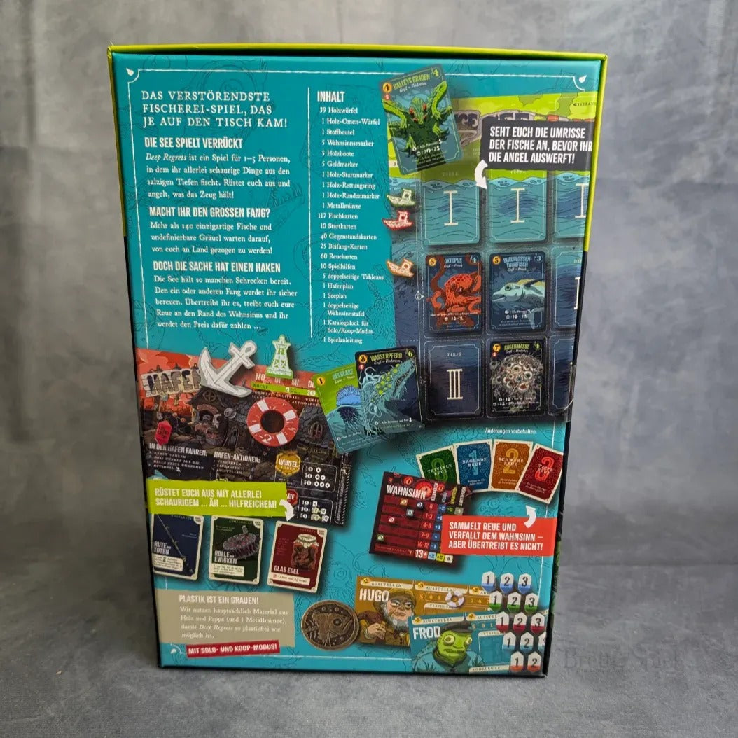 Die Rückseite des Brettspiels Deep Regrets von Circus zeigt Karten, Spielsteine und einen Text über unheimliche Folklore. Helle Farben und Bilder zeigen die Spielfiguren auf einer grauen Oberfläche und betonen das unheimliche Abenteuer des Spiels.