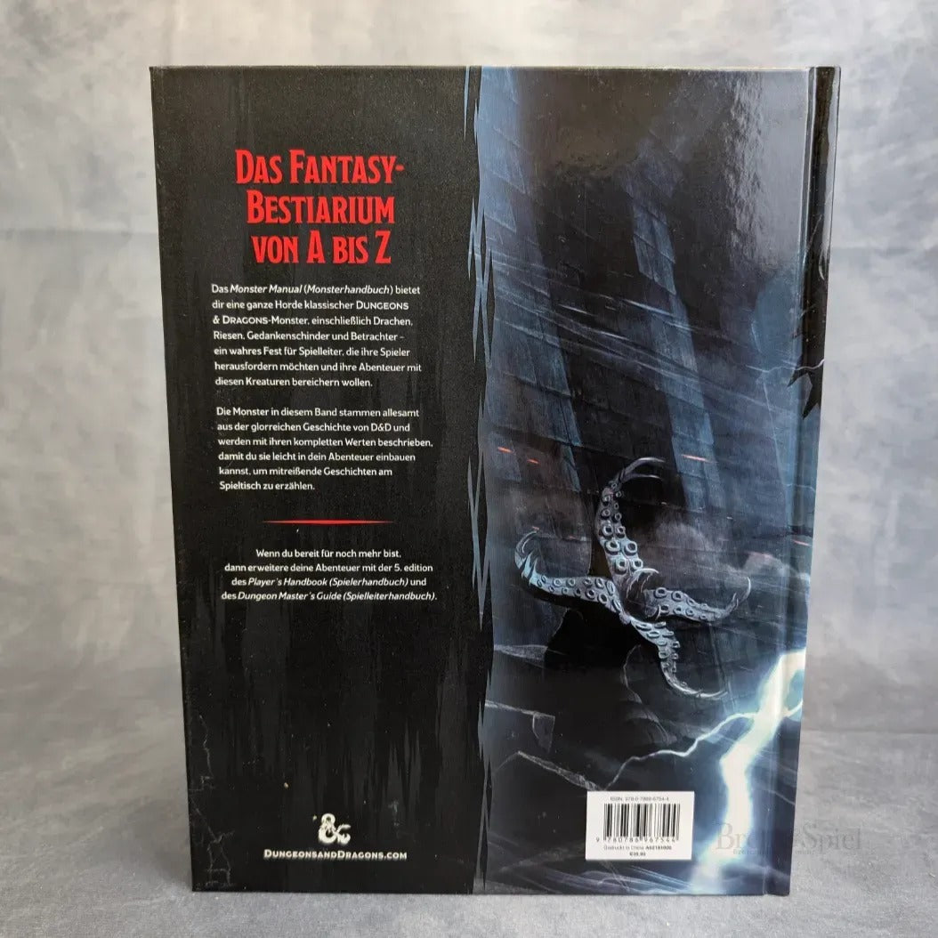 Die Rückseite des Umschlags von Wizards of the Coast's D&D: Monsterhandbuch (deutsch) 5. Edition zeigt roten und weißen Text, der den Inhalt beschreibt, neben der Abbildung einer tentakelartigen Kreatur, die aus dem Wasser steigt, vor einem dunklen, stimmungsvollen Hintergrund.
