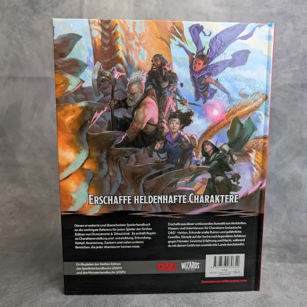 Auf der Rückseite eines Dungeons & Dragons-Buches ist eine bunt gemischte Gruppe von Fantasy-Figuren abgebildet – Krieger, ein Magier und eine geflügelte Gestalt –, die auf den mit Stacheln versehenen Rücken eines Drachens klettern. Unten sind deutscher Text und Logos zu sehen.