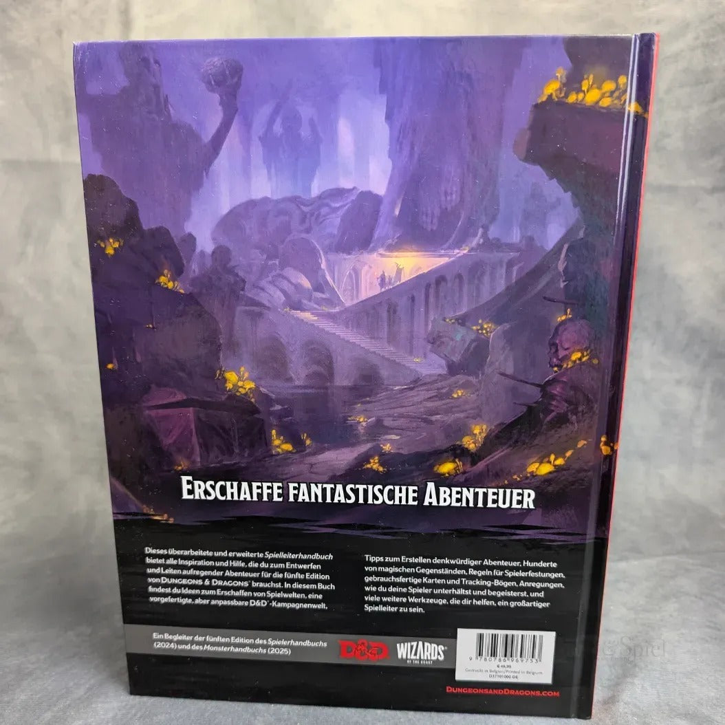Rückseitiges Cover des D&D: Spielleiterhandbuch (deutsch) 5. Edition von Wizards of the Coast, mit deutschem Text und einer Fantasieszene mit felsigen Klippen, gelb leuchtenden Kristallen und einer Brücke über einen violett-grauen Abgrund.