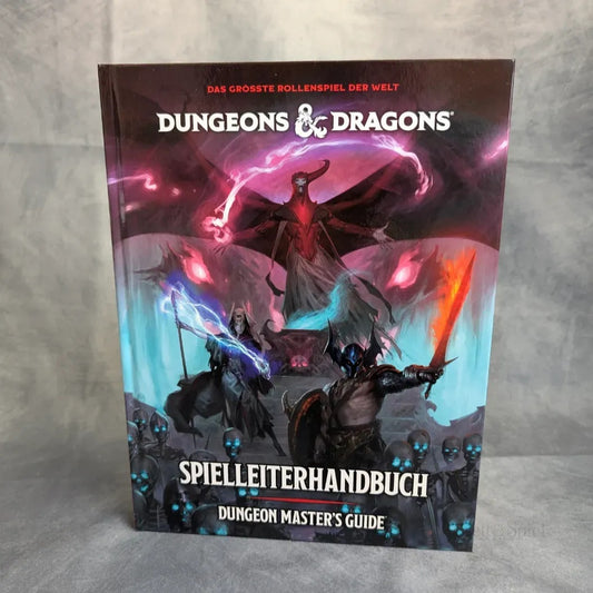 Das D&D: Spielleiterhandbuch (deutsch) 5. Edition von Wizards of the Coast hat ein dramatisches Fantasy-Cover mit zaubernden Figuren und untoten Kriegern.