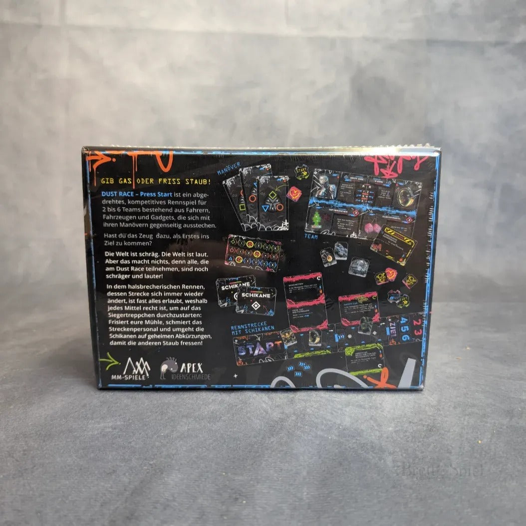 Boxrückseite des MM-Spiele Brettspiels Dust Race inkl. Extra Drive Promo mit farbenfrohen Karten und Komponenten. Deutscher Text hebt Wiederspielwert und Fahrerkombinationsmöglichkeit vor einem neutralen grauen Hintergrund hervor.