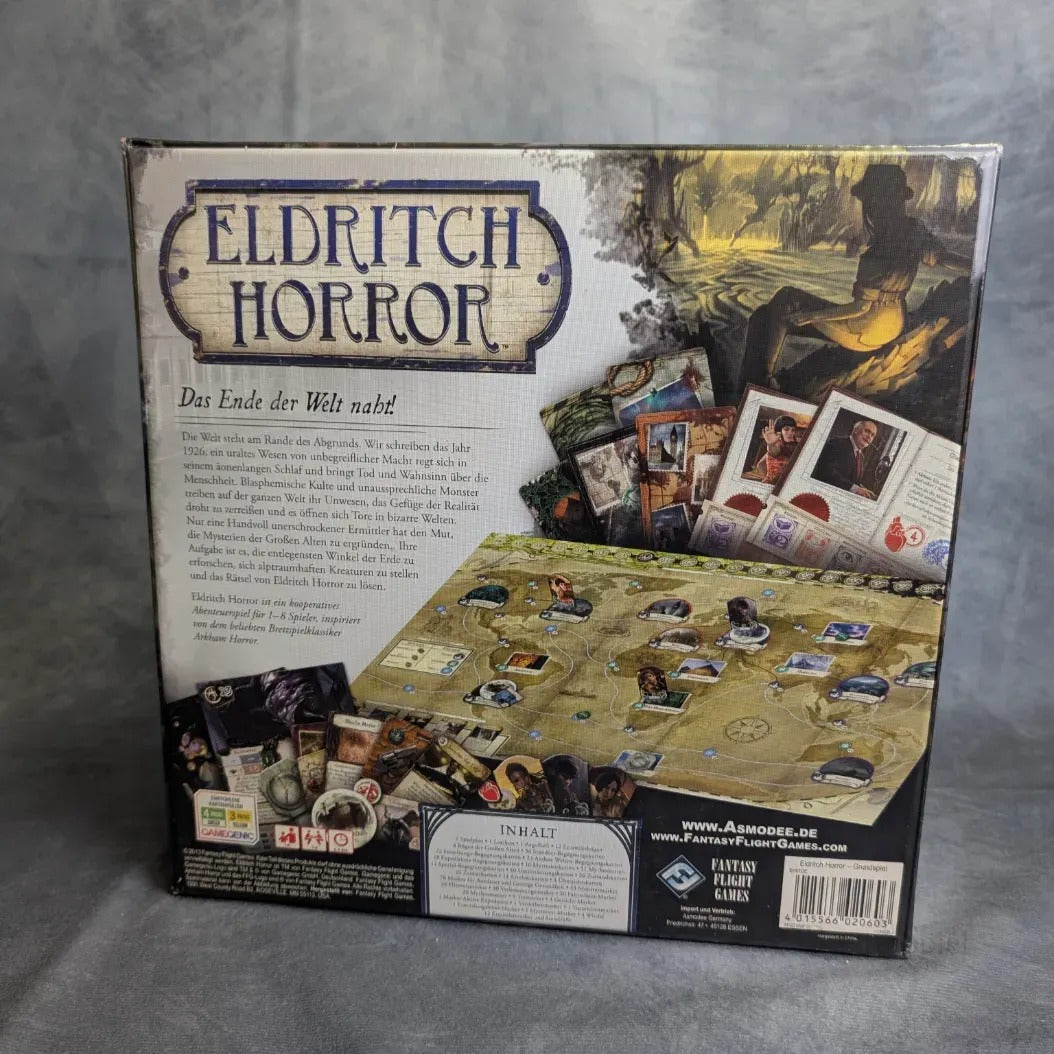 Die Rückseite der Eldritch Horror-Box von Asmodee zeigt das Spielbrett, Spielsteine, den Großen Altar, Charakterteile und Fantasy-Kunst mit deutschem Text über Mythos- und Forschungskartensätze.