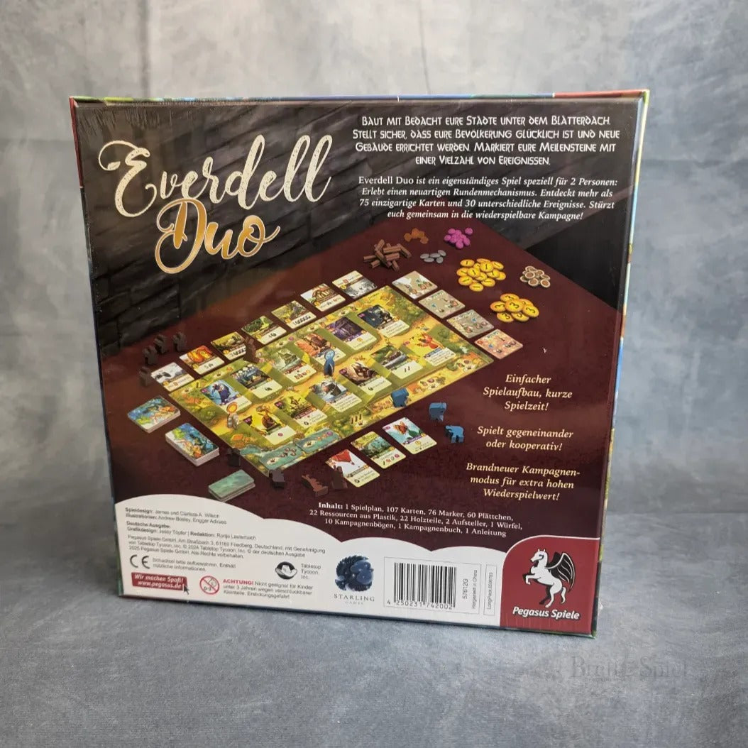 Rückseite der Everdell Duo-Brettspielschachtel von Pegasus Spiele, mit Karten, Spielsteinen und Spielplättchen in einer Aufstellung, mit deutschem Text über kooperative Kampagne Spielmechanismen und Verlagslogos am unteren Rand.