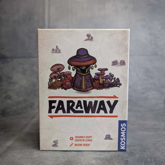 Die Schachtel des Brettspiels Faraway + Völker der Tiefe Erweiterung von Kosmos zeigt eine verhüllte Figur inmitten von leuchtenden Pilzen und Pflanzen und lädt die Spieler ein, das Nebelmeer in diesem Strategie Gesellschaftsspiel zu erkunden. Die Schöpfer sind auf der Schachtel vermerkt.