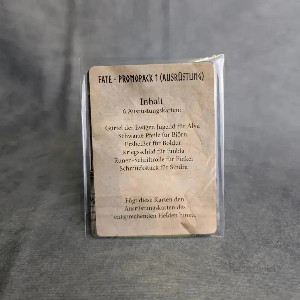 Eine Fate: Die Verteidiger von Grimheim + Helden Erweiterung Sindra & Finkel + Promo Packs Karte von Elznier Games zeigt sechs deutsche Ausrüstungsgegenstände - Gürtel, Pfeile, Stab, Schild, Runenschriftrolle und Schmuck - auf einem schlichten grauen Hintergrund.