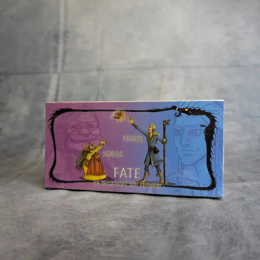 Eine rechteckige Brettspielbox von Elznier Games mit lila-blauem Artwork: Zwei Charaktere (einer mit Stab, einer gestikuliert) sowie dem Titel "Fate: Die Verteidiger von Grimheim + Helden Erweiterung Sindra & Finkel + Promo Packs".