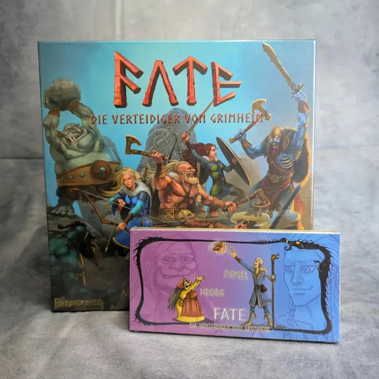 Das Brettspiel Fate: Die Verteidiger von Grimheim + Helden Erweiterung Sindra & Finkel + Promo Packs von Elznier Games zeigt Fantasy-Krieger-Artwork auf der Schachtel, mit einer kleineren illustrierten Kartenbox vorne auf einer grauen Oberfläche.