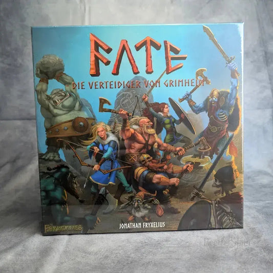 Die Brettspielbox von Fate: Die Verteidiger von Grimheim + Helden Erweiterung Sindra & Finkel + Promo Packs (Elznier Games) zeigt kämpfende Wikinger mit Waffen und Schilden, einen Drachen sowie Berge, dazu ein roter Titel.