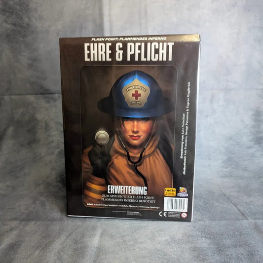 Die Flash Point: Ehre und Pflicht Erweiterung von Heidelbär Games ziert eine Brettspielschachtel mit einem seriösen Feuerwehrmann in Uniform vor einem dunklen Hintergrund, der auf diese offizielle Feuerwehr Brettspiel Erweiterung hinweist.