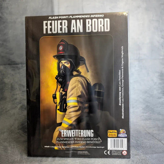 Der Flash Point: Feuer an Bord Erweiterung von Heidelbär Games zeigt auf der Schachtel einen Feuerwehrmann in voller Montur mit einer Axt vor einem dunklen Hintergrund. Der deutsche Text weist darauf hin, dass es sich um eine Erweiterung für Flash Point: Flammendes Inferno.