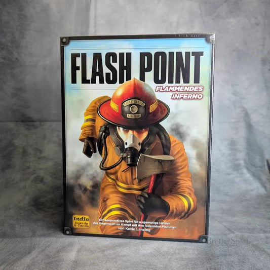 Das Bild zeigt das Brettspiel Flash Point - All-In von Heidelbär Games. Das Cover zeigt einen Feuerwehrmann in gelber Ausrüstung, der mit einer Axt durch den Rauch stürmt, und spiegelt damit die Spannung dieses kooperativen Feuerwehrspiels wider.
