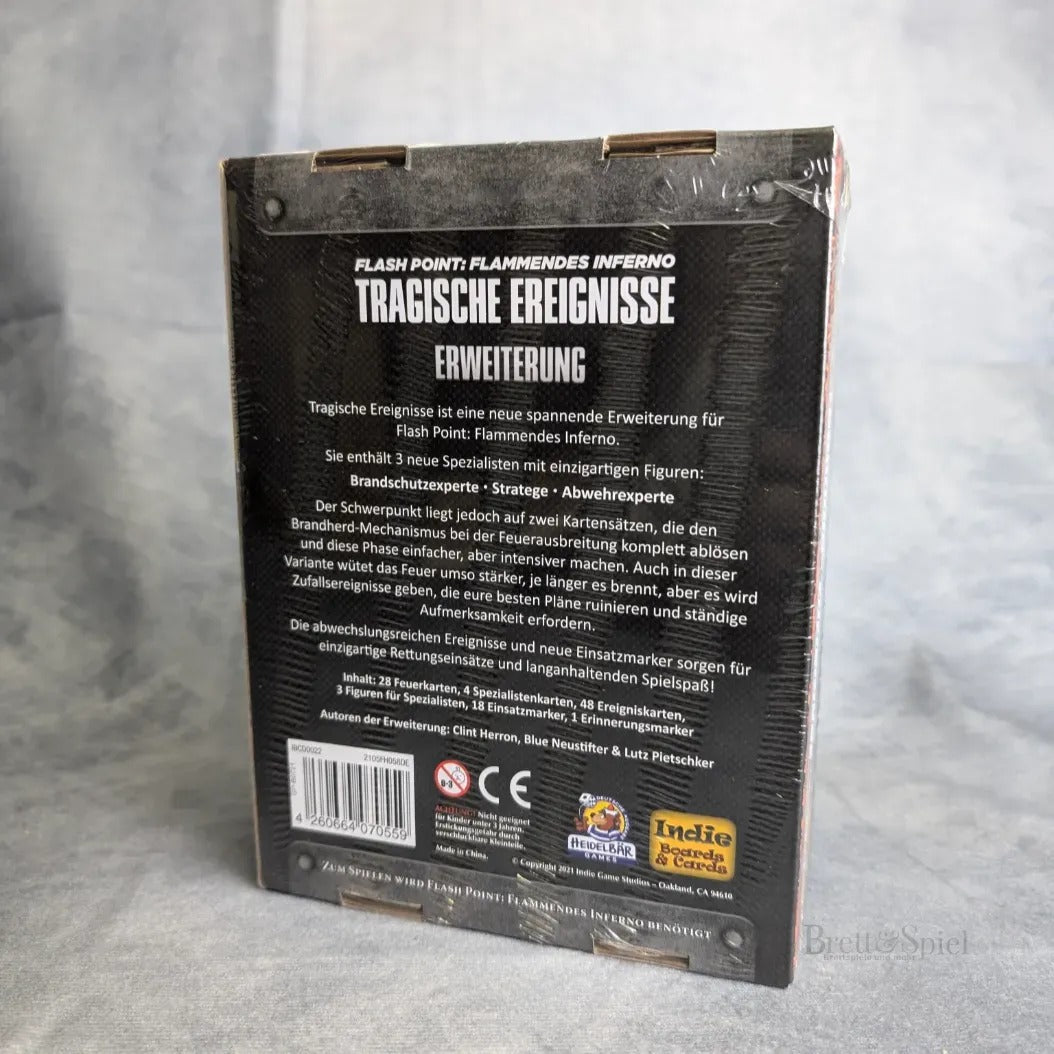 Rückansicht der Schachtel der Flash Point - All-In-Erweiterung von Heidelbär Games, mit deutschem Text über die Funktionen und den Inhalt dieses kooperativen Feuerwehrspiels, mit Markenlogos und einem Strichcode am unteren Rand.
