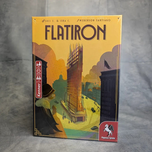 Das Flatiron-Brettspiel von Pegasus Spiele zeigt eine Art-déco-Szene aus Manhattan mit dem im Bau befindlichen Flatiron Building, Oldtimern, einem Mann mit Hut und warmen Gelb-Orange-Tönen. Unten rechts befindet sich das Logo von Pegasus Spiele.