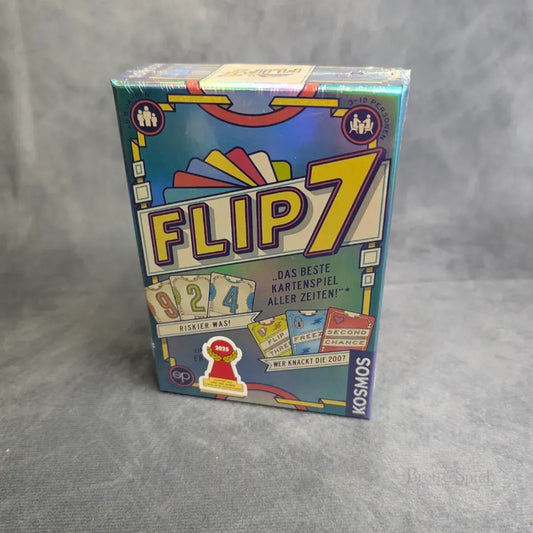 Das Flip 7 Kartenspiel von Kosmos kommt in einer farbenfrohen, plastikverpackten Schachtel mit Zahlen, Preissymbolen, deutschem Text wie "bestes Kartenspiel" und Symbolen, die das Alter ab 8 Jahren und 2-6 Spieler angeben.