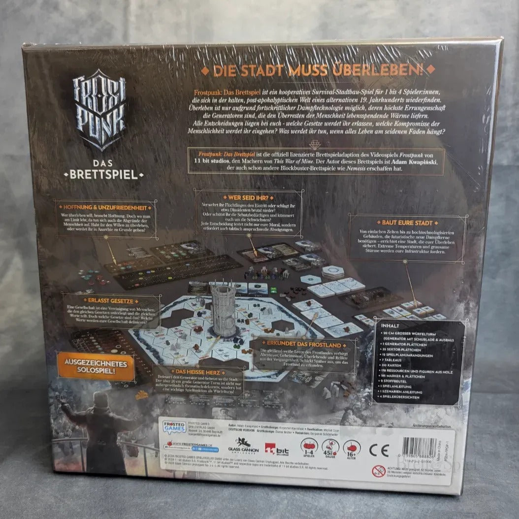 Auf der Rückseite der Schachtel „Frostpunk: Das Brettspiel“ von Frosted Games sind die Spielbrettübersicht, die Spielkomponenten, ein deutscher Text zu diesem Überlebensbrettspiel in einer dystopischen Steampunk-Welt sowie hervorgehobene Funktionen für das Solo- und Kooperationsspiel zu sehen.