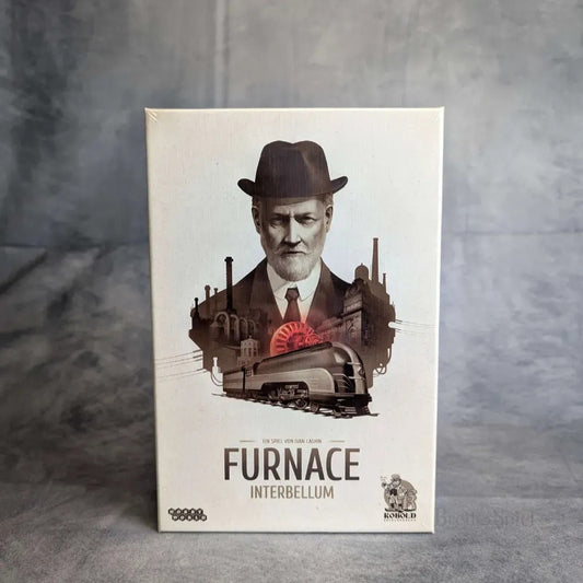 Die Kobold Spiele Spielschachtel "Furnace Interbellum - Erweiterung" zeigt einen strengen Mann in Anzug und Hut über Fabriken, Zahnrädern und einer Dampflokomotive vor einem grauen Hintergrund, der die neuen Mechanismen dieser Erweiterung widerspiegelt.