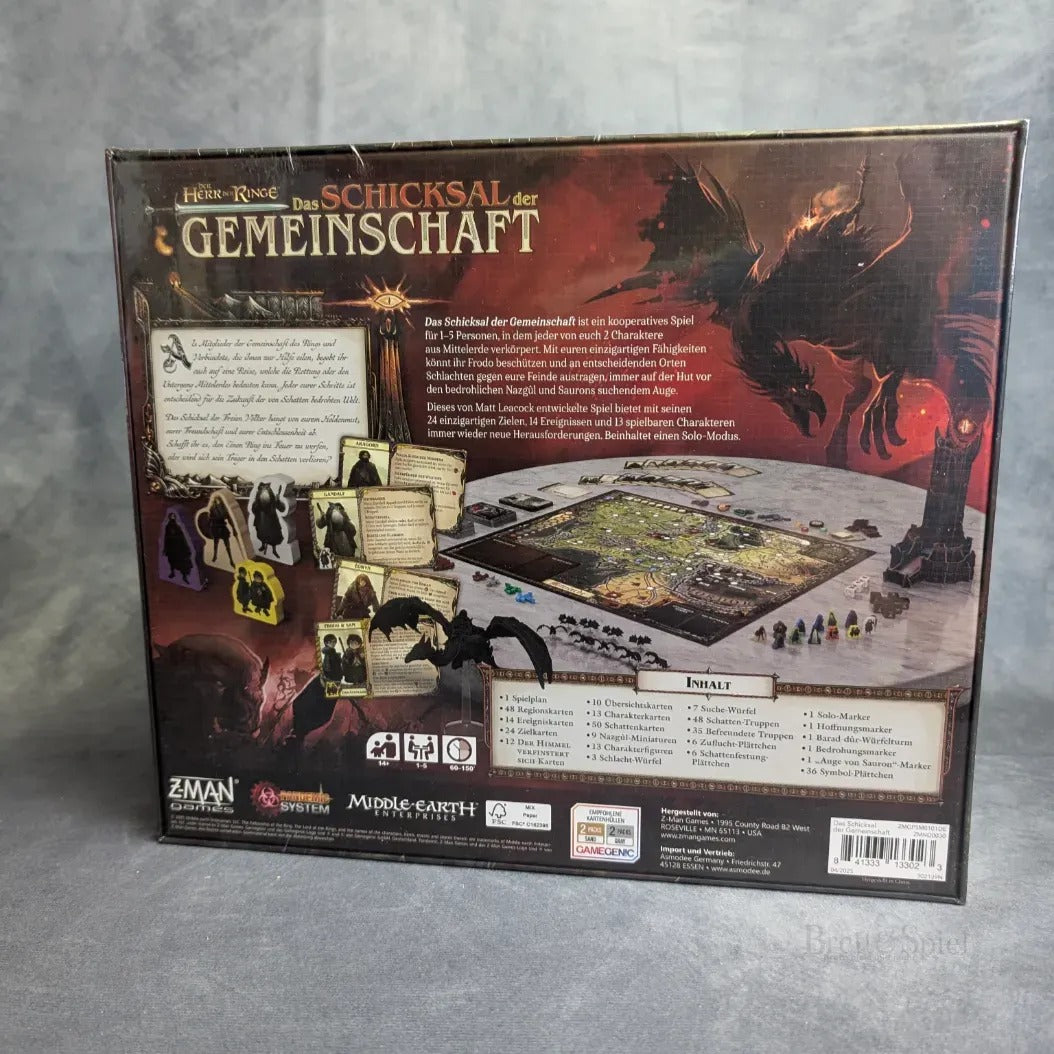Die Rückseite der Der Herr der Ringe: Das Schicksal der Gemeinschaft von Z-Man Games zeigt Karten, Spielsteine, Miniaturen, einen großen Spielplan und Spieldetails für dieses kooperative Brettspiel in der Welt von Der Herr der Ringe.