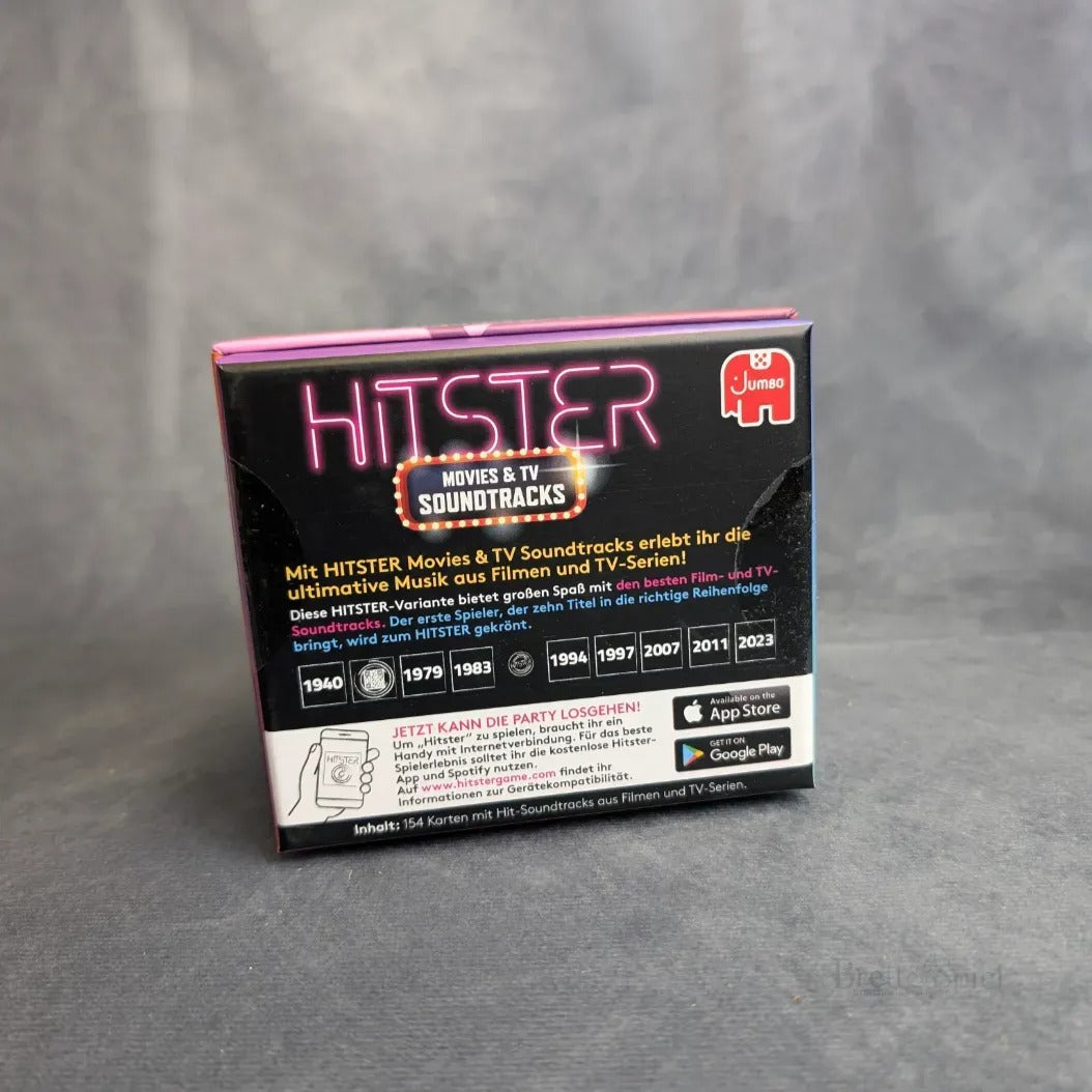 Eine Box von Hitster: Movies & TV Soundtracks von Jumbo Spiele, mit neonfarbenem Text, deutschen Informationen, einem roten Elefanten-Logo und einer Zeitleiste, die von 1940 bis 2023 reicht.
