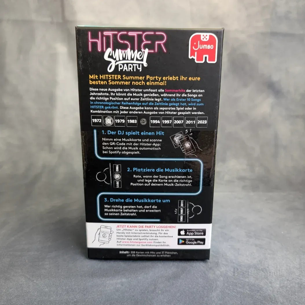 Die Rückseite einer Hitster: Sommerfest-Schachtel von Jumbo Spiele finden sich eine deutsche Anleitung, eine Zeitleiste von 1972 bis 2023, Kartenbilder, ein QR-Code, das Jumbo-Logo und App Store/Google Play-Symbole.