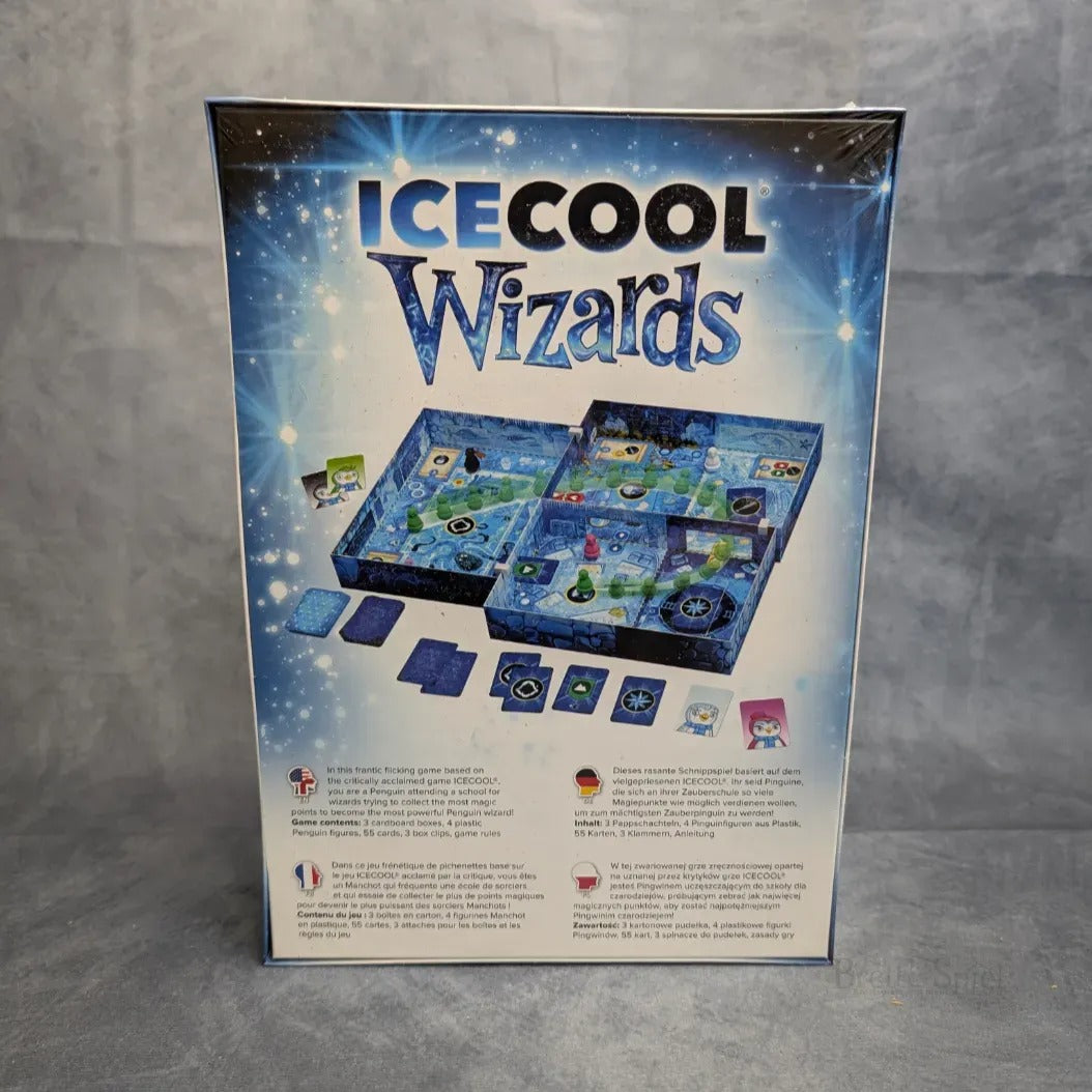 Die Rückseite der ICECOOL Wizards Brettspielschachtel von Brain Games zeigt den Schnippspieltitel, die Spielkomponenten und mehrsprachige Beschreibungen auf einem blauen, eisigen Hintergrund mit Sternen, Glitzern und einem charmanten Zauberpinguin.