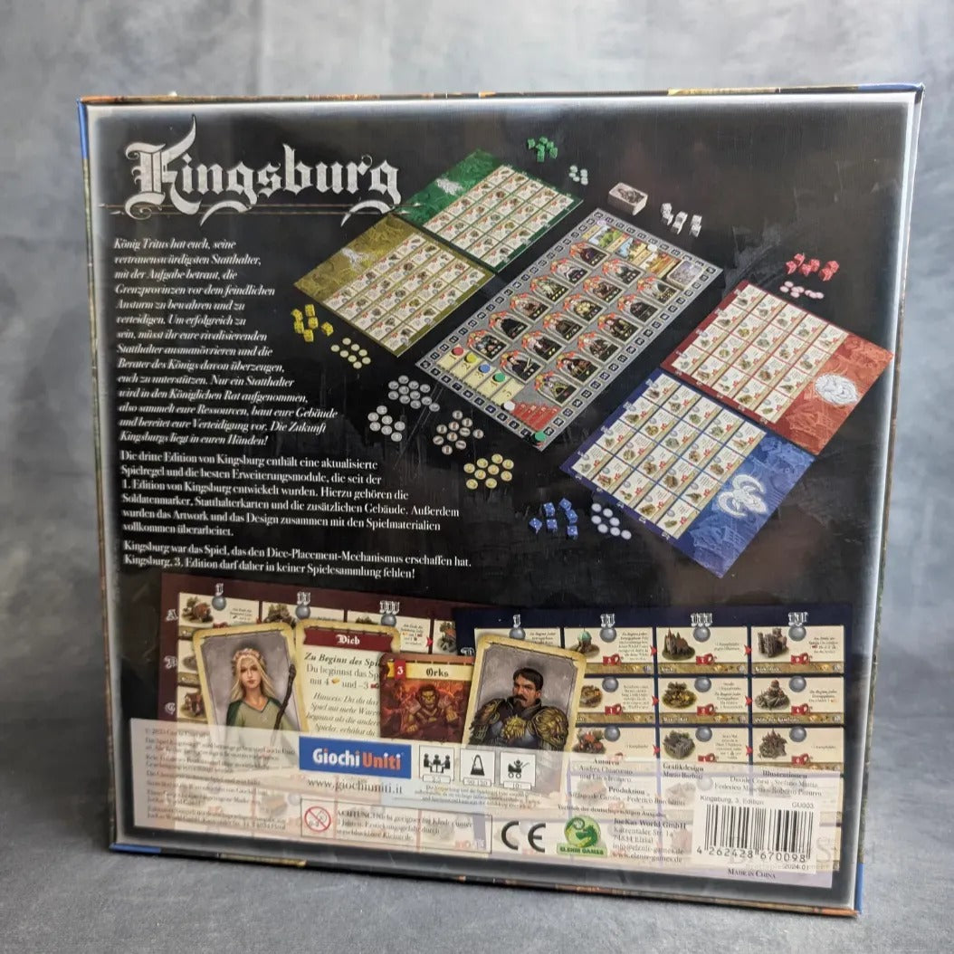 Auf der Rückseite der Schachtel von Kingsburg (3te Edition) von JoeKas World GmbH finden sich Details zum Aufbau, zu den Spielfiguren, zu den Charakterkarten und mehrsprachige Produktinformationen - machen Sie sich bereit für ein spannendes Spiel!.