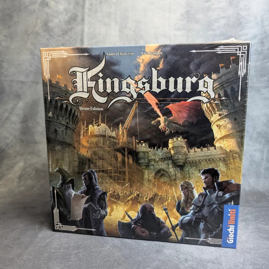 Eine Brettspielschachtel für Kingsburg (3te Edition) von JoeKas World GmbH zeigt mittelalterliche Figuren vor einer großen, im Bau befindlichen Burg, über der ein roter Drache schwebt. Das Logo der JoeKas World GmbH erscheint unten rechts.