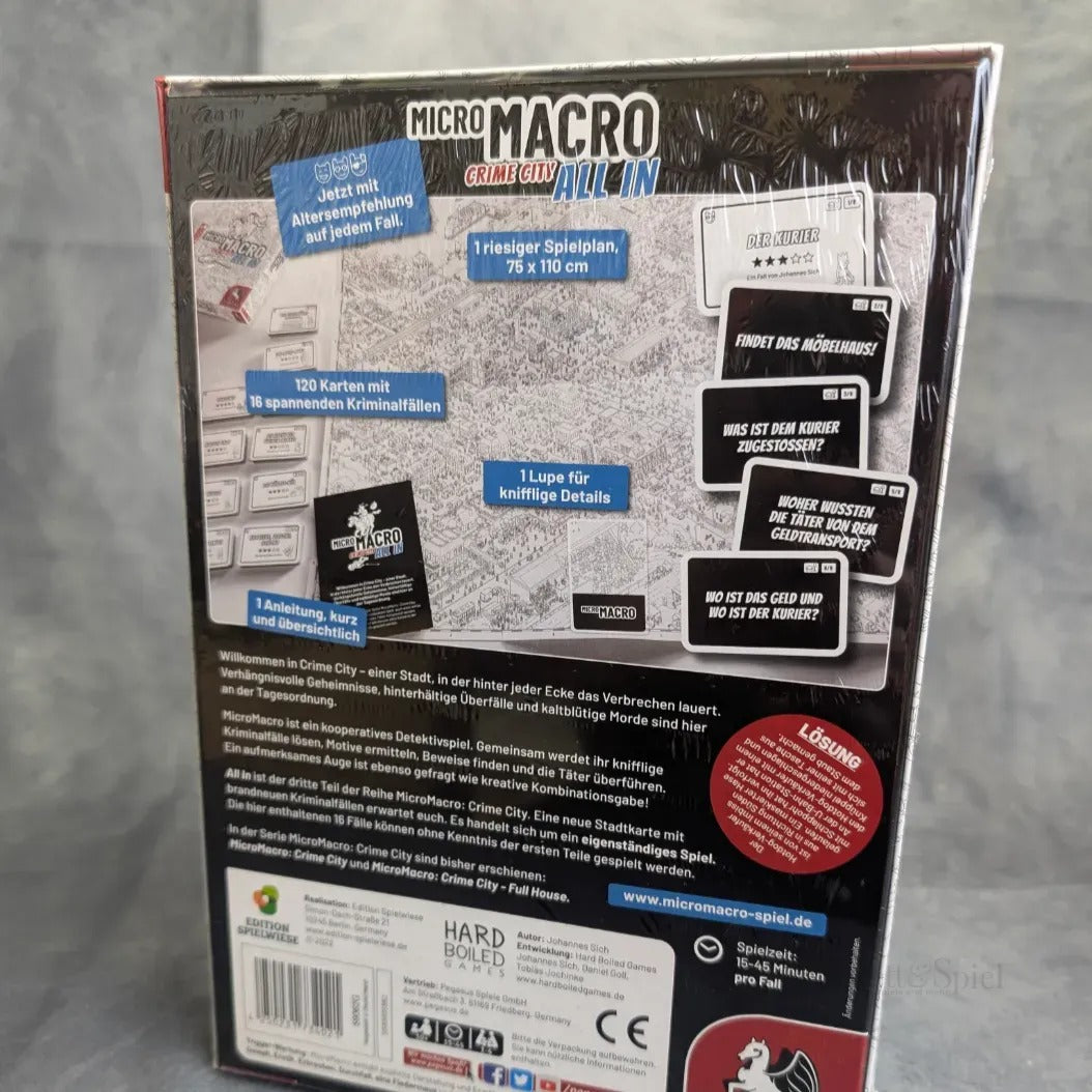 Rückseite der Pegasus Spiele MicroMacro: Crime City 3 - All In Schachtel mit Krimispielbeschreibung, Komponentenliste, schwarz-weißem Stadtplan, Musterkarten und deutscher Anleitung mit roten und blauen Markierungen.