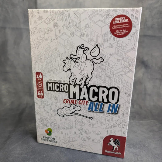 Das MicroMacro: Crime City das ultimative Bundle von Pegasus Spiele zeigt einen Cartoon-Detektiv auf einem Pferd mit einer Lupe vor einer detaillierten schwarz-weißen Stadtillustration.