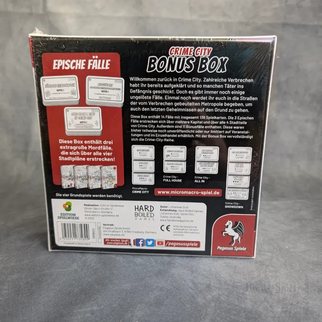 Die Rückseite von MicroMacro: Crime City - Bonus Box von Pegasus Spiele ist hochkant auf einer grauen Fläche mit neutralem Hintergrund abgebildet und zeigt deutsche Beschreibungen, Spieldetails, Barcode und das Pegasus Spiele Logo.