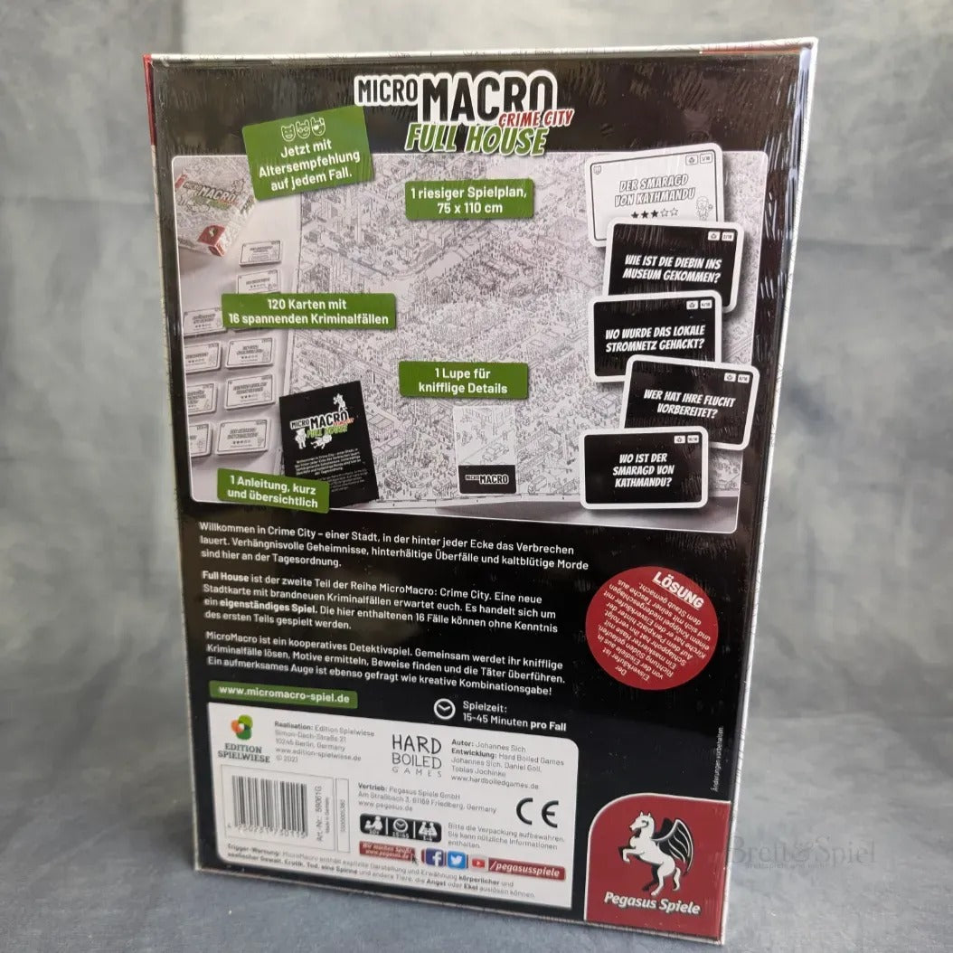 Rückseite der Pegasus Spiele MicroMacro: Crime City 2 - Full House Schachtel mit Angaben zum Spiel und Inhalt in deutscher Sprache, einschließlich Abbildungen des Spielplans, der Karten und der Lupe auf einer grauen Fläche.