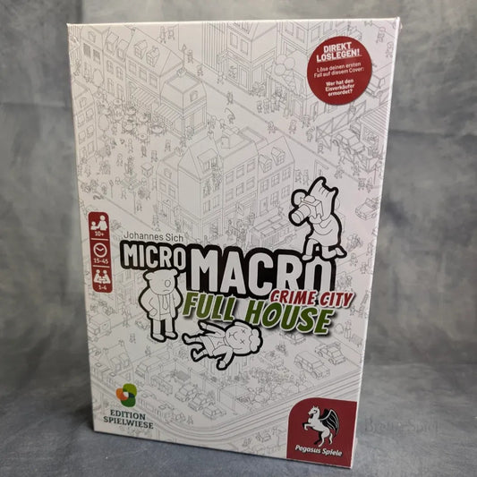 Die Box für "MicroMacro: Crime City das ultimative Bundle" von Pegasus Spiele zeigt Cartoon-Detektiv- und Schweine-Charaktere mit einem detaillierten Stadtplan, sowie Spieler-Alter, Anzahl, Zeit-Symbole und Markenlogo.