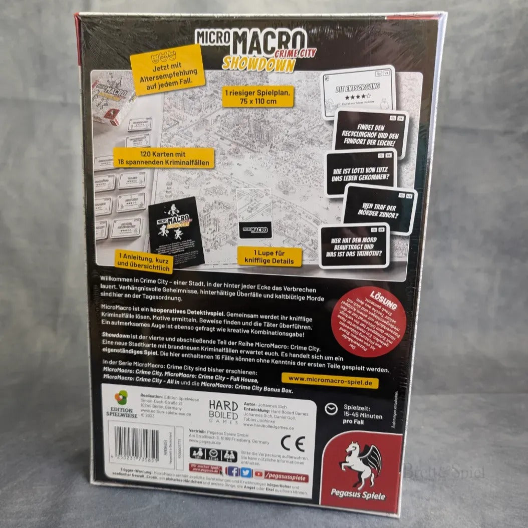 Die Rückseite einer MicroMacro: Crime City 4 - Showdown Brettspielschachtel von Pegasus Spiele zeigt Spielkomponenten, Funktionen und deutschen Text mit Abbildungen des Spielplans, der Karten, der Lupe und des Logos von Pegasus Spiele.