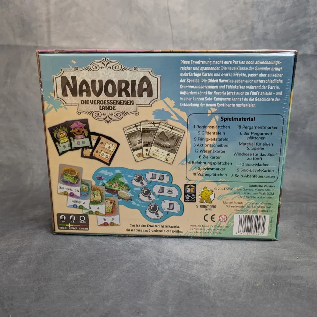 Die Rückseite von Navoria - die vergessenen Lande von Strohmann Games zeigt auf grauem Hintergrund Sammlerkarten, eine Inhaltsliste von Navoria Erweiterung, illustrierte Karten und Plättchen sowie deutschen Text über Gilden Navorias und Spielmaterial.