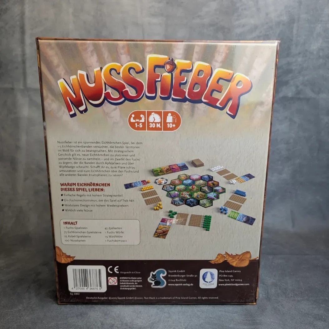 Die Rückseite der Nussfieber-Schachtel der Squink GmbH zeigt einen lebendigen Text, deutsche Spielinformationen, Komponenten und Symbole: 1-5 Spieler, 30 Minuten Spielzeit, ab 10 Jahren. Erlebe das Abenteuer Eichhörnchenbande!.
