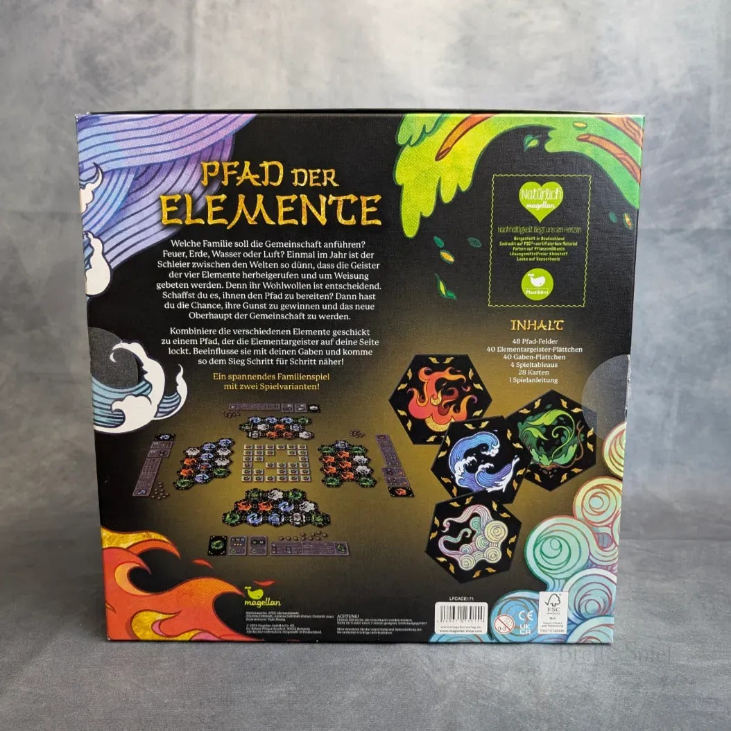 Auf der Rückseite von „Pfad der Elemente“ des Magellan Verlags sind lebendige Elementgrafiken, eine deutsche Beschreibung, ein Inhaltsverzeichnis sowie Bilder von sechseckigen Spielsteinen und Elementargeister-Spielsteinen zu sehen, die auf dem Spielbrett angeordnet sind.
