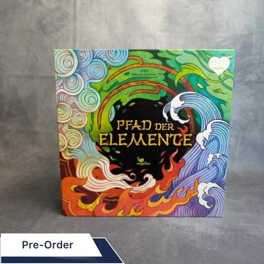 Das Brettspiel „Pfad der Elemente“ vom Magellan Verlag verfügt über eine farbenfrohe Schachtel mit wirbelnden Wasser-, Feuer-, Wind- und Erdmotiven auf grauem Hintergrund, die dynamische Wellen, Flammen und Wolken einfangen, die an Elementargeister erinnern.
