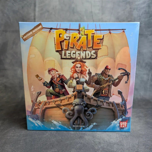 Das Brettspiel Pirate Legends von JoeKas World GmbH zeigt auf dem Cover drei Cartoon-Piraten - zwei Männer und eine Frau - auf einem Holzschiff, bereit für eine aufregende Schatzsuche inmitten von Segeln und Meereswellen.